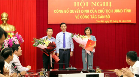 Đồng chí Dương Văn Tiến - Phó chủ tịch UBND tỉnh trao Quyết định bổ nhiệm của Chủ tịch UBND tỉnh và tặng hoa chúc mừng hai tân Phó Giám đốc Sở GD & ĐT.