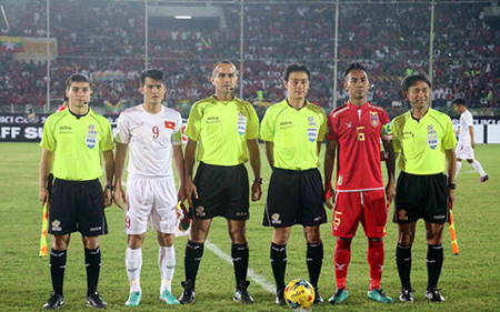 Trọng tài Kimura Hiroyuki bắt chính trận đấu tại AFF Cup 2016 giữa Việt Nam và Myanmar.