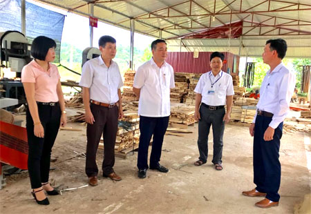 Lãnh đạo huyện Yên Bình động viên doanh nghiệp trên địa bàn phát triển sản xuất.