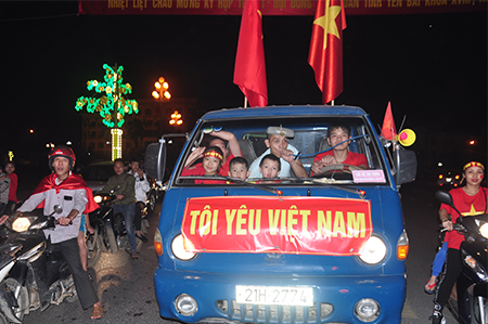 Việt Nam chiến thắng! Tự hào Việt Nam! Tôi yêu Việt Nam!