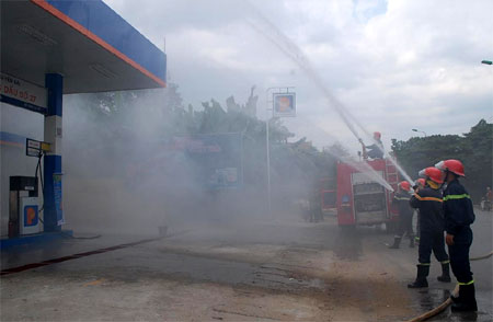 Lực lượng cảnh sát PCCC-CNCH xử lý tình huống cháy giả định tại cửa hàng xăng dầu số 6 - Công ty Xăng dầu Yên Bái. (Ảnh: Thanh Chi)