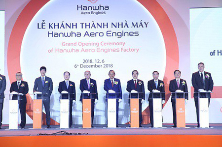 Phó Thủ tướng Trương Hòa Bình, Trưởng ban Kinh tế Trung ương Nguyễn Văn Bình cùng các đại biểu dự lễ vận hành Nhà máy Hanwha Aero Engines.