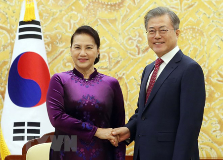 Chủ tịch Quốc hội Nguyễn Thị Kim hội kiến Tổng thống Hàn Quốc Moon Jae-in.