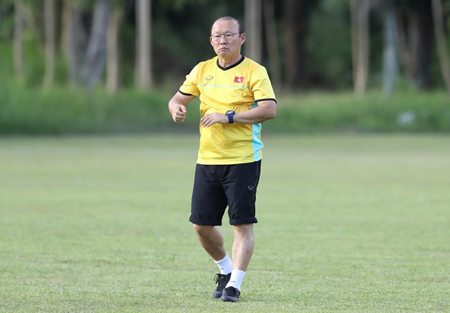 Huấn luyện viên tuyển Việt Nam Park Hang Seo trên sân tập.