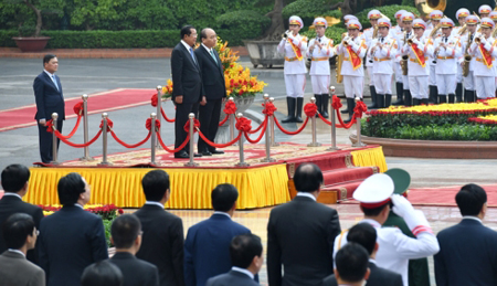 Thủ tướng Nguyễn Xuân Phúc mời Thủ tướng Campuchia bước lên Đài danh dự, quân nhạc cử Quốc thiều hai nước.