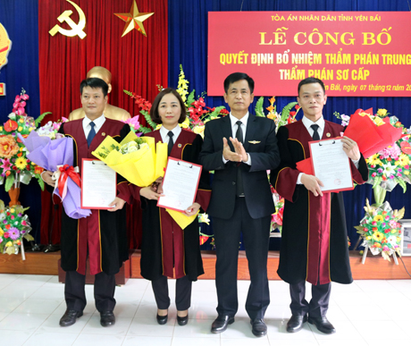 Đồng chí Phan Văn Tiến - Chánh an TAND tỉnh trao quyết định bổ nhiệm thẩm phán trung cấp, sơ cấp TAND.

