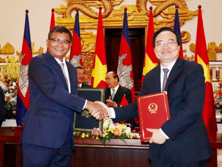 Bộ trưởng Bộ GD&ĐT Việt Nam Phùng Xuân Nhạ và Bộ trưởng Bộ Giáo dục, Thanh niên và Thể thao Campuchia Hang Chuon Naron ký kết kế hoạch hợp tác giáo dục và đào tạo năm 2019.