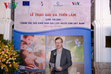 Ông Koen Duchateau – Tham tán, Trưởng ban Hợp tác Phát triển, Phái đoàn Liên minh Châu Âu tại Việt Nam phát biểu tại Lễ trao giải.