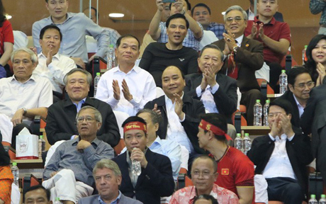 Thủ tướng Nguyễn Xuân Phúc có mặt trên sân Mỹ Đình cỗ vũ cho đội tuyển Việt Nam trong trận bán kết lượt về.