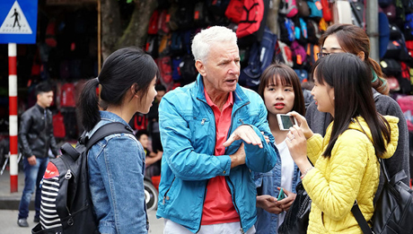 Sinh viên Hà Nội tự tin giao tiếp bằng tiếng Anh với du khách.