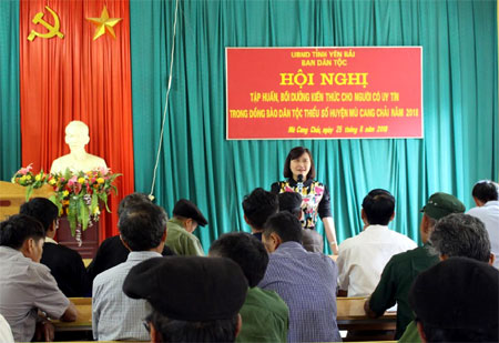 Đồng chí Nông Thị Kim Cúc -  Phó trưởng Ban Dân tộc tỉnh Phụ trách Ban tập huấn kiến thức cho người có uy tín huyện Mù Cang Chải.