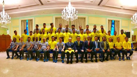 Thủ tướng của Malaysia – ông Mahathir Mohamad chụp ảnh với các cầu thủ ĐT Malaysia (Ảnh: KBSMalaysia).