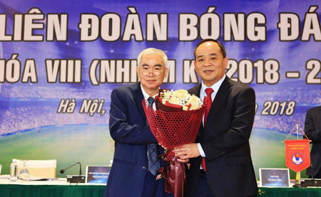 Cựu Chủ tịch VFF Lê Hùng Dũng chúc mừng tân Chủ tịch Lê Khánh Hải (phải).