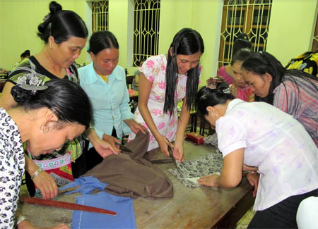 Các thành viên Câu lạc bộ Hoa Hướng Dương (thị xã Nghĩa Lộ) tham gia lớp dạy nghề may.