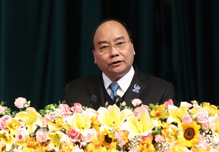 Thủ tướng Nguyễn Xuân Phúc tặng hoa các đại biểu Đại hội toàn quốc Hội Sinh viên Việt Nam khoá 10.
