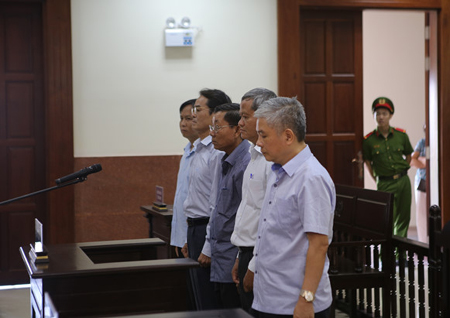 Nguyên Phó thống đốc NHNN Đặng Thanh Bình (ngoài cùng, bìa phải) và đồng phạm nghe HĐXX phúc thẩm tuyên án.