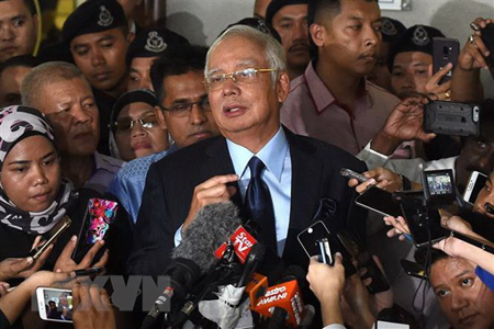 Cựu Thủ tướng Malaysia Najib Razak (giữa) trong cuộc họp báo sau phiên tòa ở Kuala Lumpur, ngày 20/9/2018.