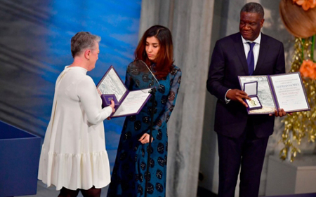 Bác sĩ Denis Mukwege người Congo (phải) và nhà hoạt động Nadia Murad nhận giải Nobel Hòa bình tại Oslo