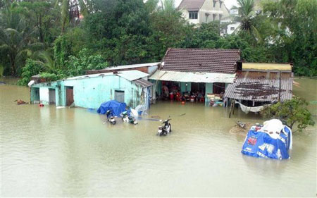 Nhiều ngôi nhà của người dân tại Tam Kỳ bị ngập sâu trong nước.