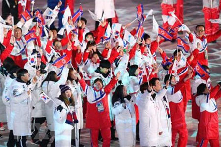 Các vận động viên Hàn Quốc và Triều Tiên tại lễ bế mạc Olympic PyeongChang 2018.