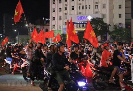 Người người hâm mộ đổ ra đường ăn mừng chiến thắng của đội tuyển bóng đá Việt Nam.