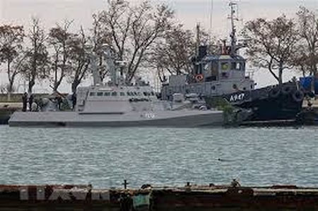 Tàu quân sự Ukraine bị lực lượng biên phòng trực thuộc FSB bắt giữ tại cảng Kerch ngày 26-11-2018.