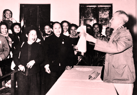 Chủ tịch Hồ Chí Minh với các đại biểu dự Hội nghị cán bộ nữ toàn miền Bắc năm 1956.