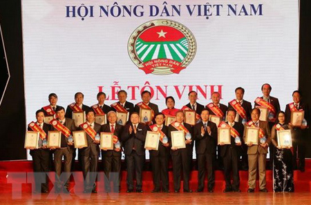 Trưởng Ban Tuyên giáo Trung ương Võ Văn Thưởng và Chủ tịch Hội Nông dân Việt Nam Thào Xuân Sùng trao Giấy chứng nhận và Kỷ niệm chương cho các nhà khoa học.