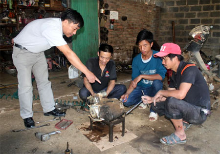 Cán bộ TTGDNN - GDTX huyện Trạm Tấu hướng dẫn học viên học nghề sửa chữa xe máy.