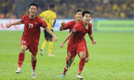 Huy Hùng (số 29) và Đức Huy (số 15) là hai cầu thủ gần nhất ghi tên lên bảng điểm cho Việt Nam.