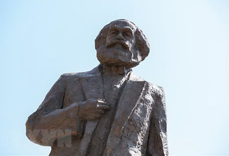 Bức tượng đồng tạc hình nhà tư tưởng lỗi lạc Karl Marx.