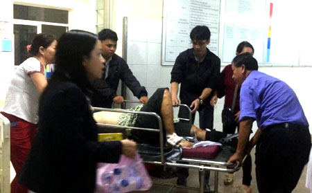 Nạn nhân bị thương rất nặng và đang được điều trị tại Bệnh viện Đa khoa Quảng Ngãi