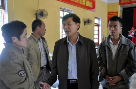 Đồng chí Hoàng Hữu Độ - Bí thư Huyện ủy Lục Yên trao đổi với người dân xã Trúc Lâu về xây dựng các mô hình phát triển kinh tế.