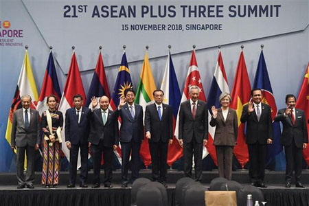 Lãnh đạo các quốc gia thành viên ASEAN và các đối tác Trung Quốc, Hàn Quốc, Nhật Bản chụp ảnh chung tại Hội nghị cấp cao ASEAN+3 tại Singapore ngày 15/11/2018.