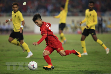 Quang Hải (áo đỏ) đã giành danh hiệu Cầu thủ xuất sắc nhất AFF Suzuki Cup 2018.