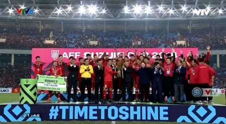Thủ tướng Nguyễn Xuân Phúc trao cúp vô địch bóng đá Đông Nam Á 2018 cho Đội tuyển Việt Nam.