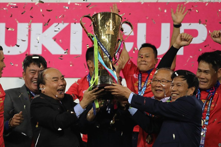 Khoảnh khắc Thủ tướng Nguyễn Xuân Phúc giơ cao chiếc cúp danh giá, tận hưởng niềm vui chiến thắng với thầy trò ông Park Hang-seo.