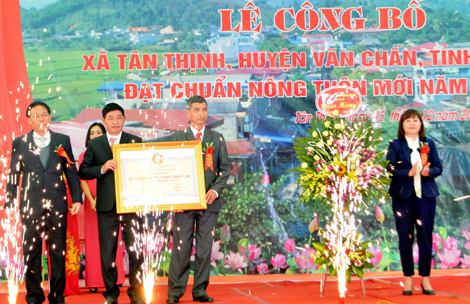 Các đồng chí lãnh đạo tỉnh trao bằng công nhận xã đạt chuẩn nông thôn mới cho xã Tân Thịnh