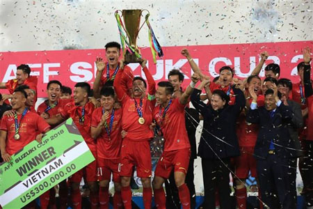 Tiền vệ Quang Hải nhận danh hiệu Cầu thủ xuất sắc nhất AFF Suzuki Cup 2018 với tiền thưởng 10.000 USD.