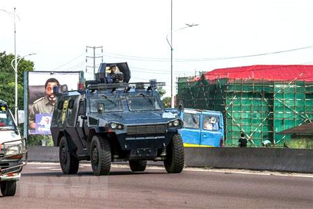 Cảnh sát tuần tra tại Kinshasa, Cộng hòa Dân chủ Congo.