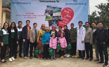 Đoàn thiện nguyện trao quà cho các gia đình có hoàn cảnh đặc biệt khó khăn của xã Pá Hu, huyện Trạm Tấu.