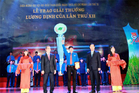 Nguyễn Thành Luân (đứng giữa) nhận giải thưởng Lương Định Của lần thứ XII - năm 2017.