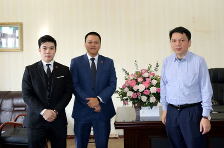 Ông Lê Hoài Anh – Tổng thư ký LĐBĐ Việt Nam nhận hoa và thư chúc mừng từ đại diện của Đại sứ đặc mệnh toàn quyền nhà nước Qatar tại Việt Nam.