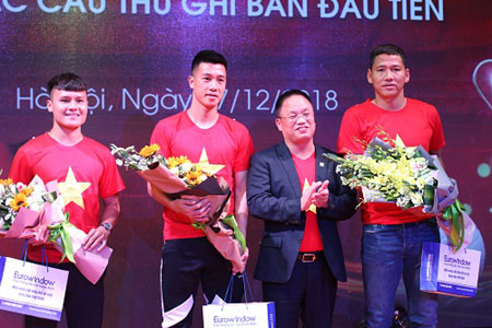 Các cầu thủ nhận giải thưởng từ Tổng giám đốc Eurowindow Nguyễn Cảnh Hồng.