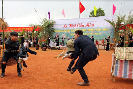 Lễ hội Cầu mùa của dân tộc Khơ Mú, xã Nghĩa Sơn, huyện Văn Chấn được tổ chức tốt, góp phần bảo tồn các giá trị bản sắc văn hóa dân tộc địa phương. (Ảnh: Lê Thương)