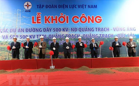Phó Thủ tướng Chính phủ Trịnh Đình Dũng và các đại biểu phát lệnh khởi công công trình.