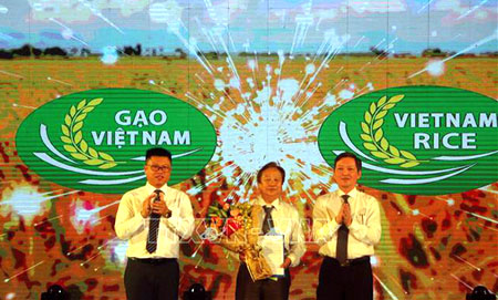 Ban Tổ chức trao thưởng cho tác giả thiết kế logo thương hiệu gạo Việt Nam.