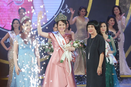 Trưởng Ban tổ chức Người Mẫu Quý Bà Việt Nam 2018 Nguyễn Thị Thúy Nga (áo đen) lên trao giải.