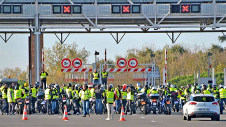 Người biểu tình chốt chặn một tuyến đường cao tốc.