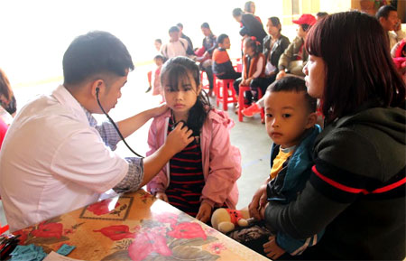 Các bác sỹ khám sàng lọc và tư vấn cho trẻ em mắc các bệnh tim bẩm sinh trên địa bàn tỉnh.